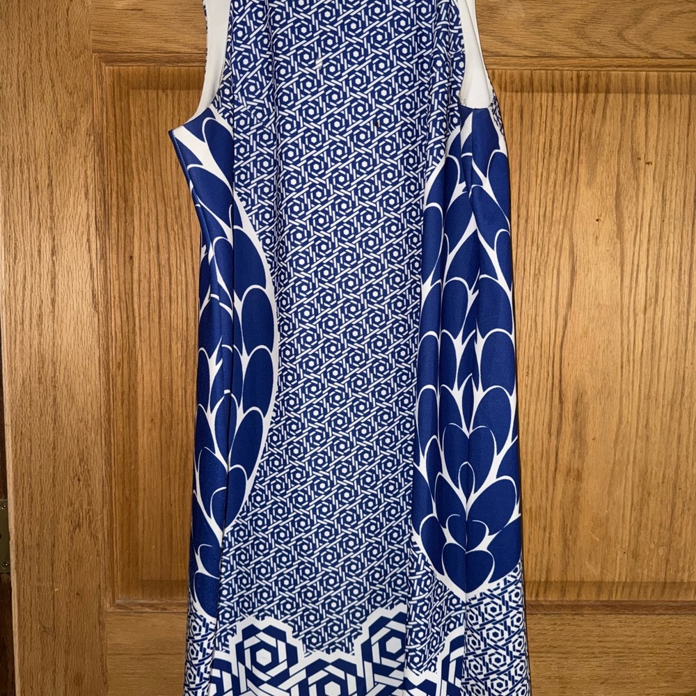 Aryeh blue and white pattern summer sleeveless dress Medium wrinkle free